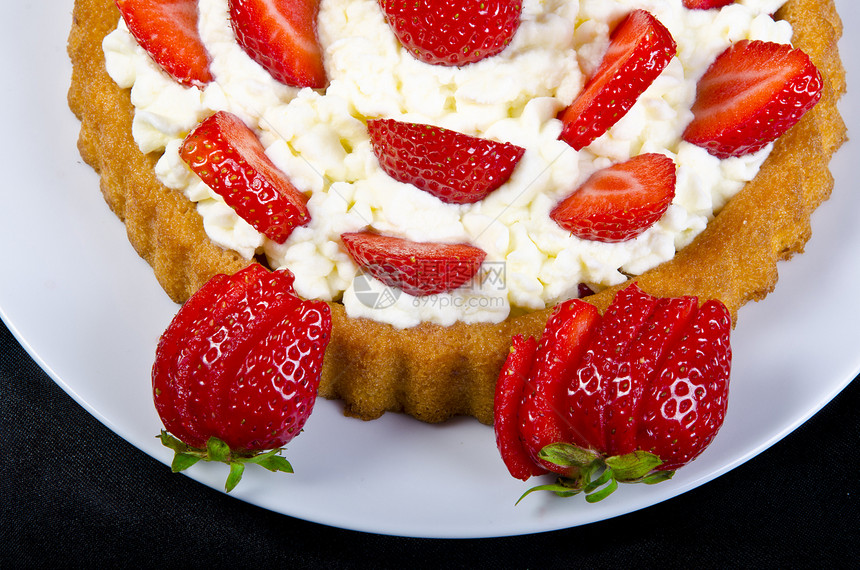 草莓派和奶油餐厅浆果面包面包师红色白色饮食甜点美食庆典图片