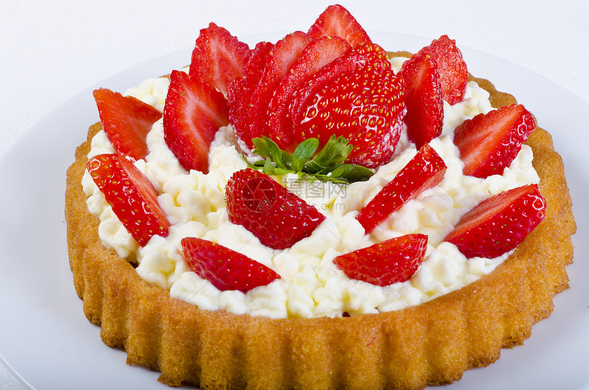 草莓派和奶油浆果水果甜点糕点圆形美食白色饮食红色食物图片