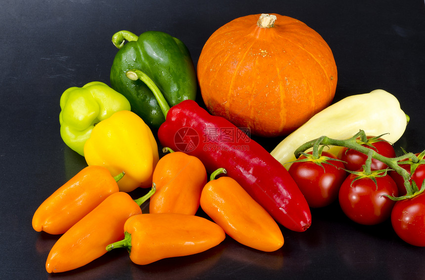 不同的辣椒和西红柿绿色葫芦香料花园红色植物美食宏观厨房饮食图片