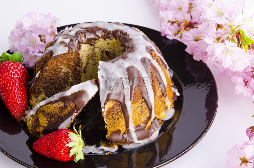 带有樱桃的大理石蛋糕派对盘子可可花朵叶子美味美食桌子甜点糕点图片