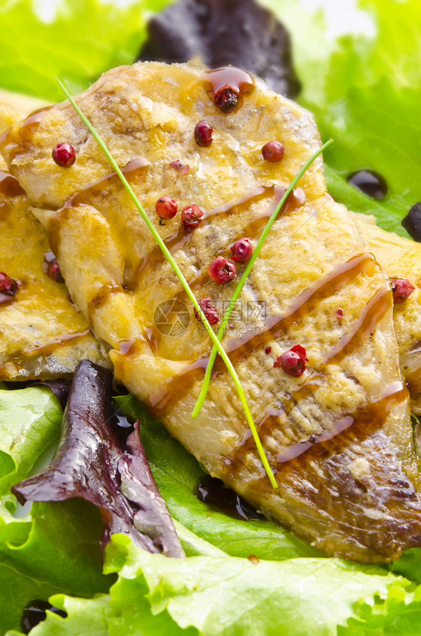 烤一只鱼 配有巴萨米可奶油盘子芳香用餐食物餐厅沙拉饮食香脂餐饮蔬菜图片