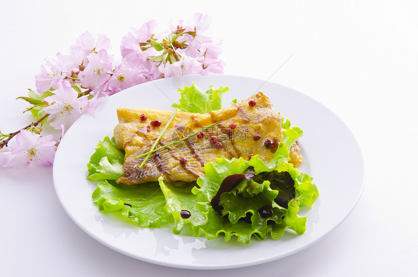 烤一只鱼 配有巴萨米可奶油水果蔬菜沙拉食物香脂橙子叶子饮食餐厅用餐图片