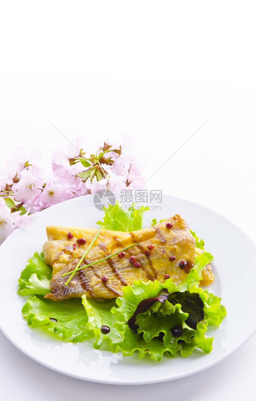烤一只鱼 配有巴萨米可奶油烧烤芳香橙子饮食餐厅蔬菜盘子海鲜叶子鱼片图片