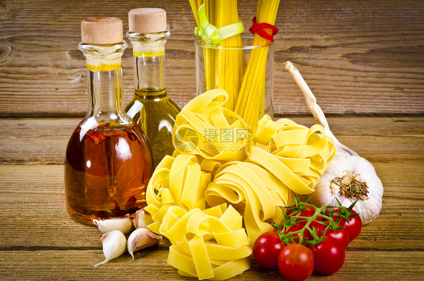Pappardelle和意大利面粉面团水果饮食面条烹饪盘子食物蔬菜厨房午餐图片