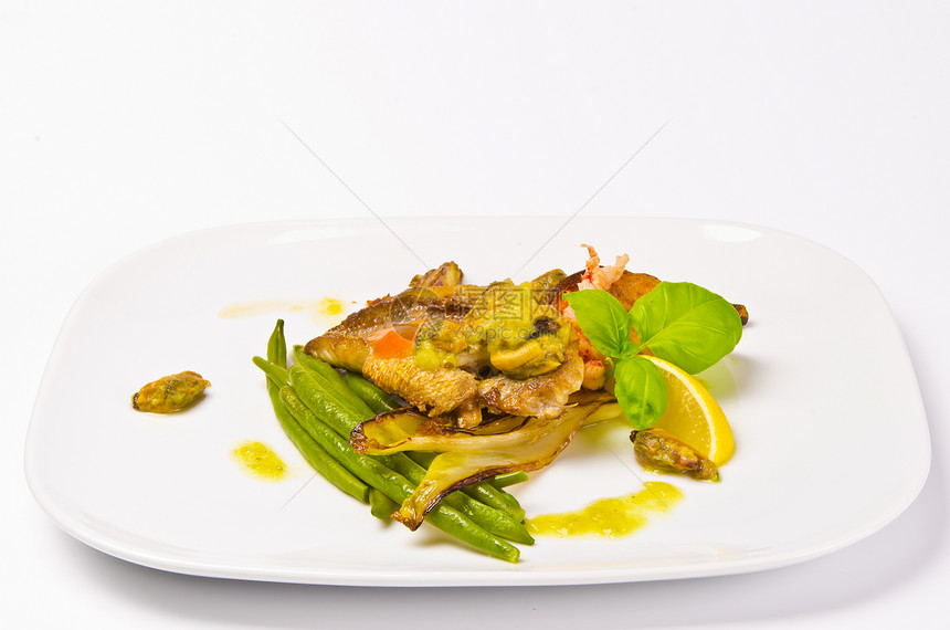 带有海产食品和法国豆类的烤鸡多拉德杯子贝类派对饮食烹饪饮料宏观海鲜厨房食欲图片
