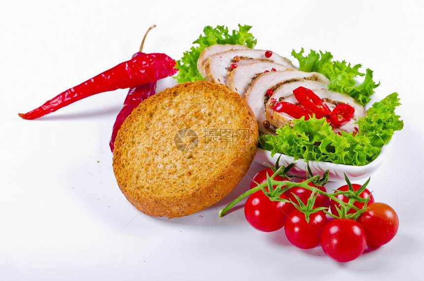 配有辣椒和西红柿的肉牛肉橄榄面包牛扒蔬菜饮食红色桌子白色印章美食营养品图片