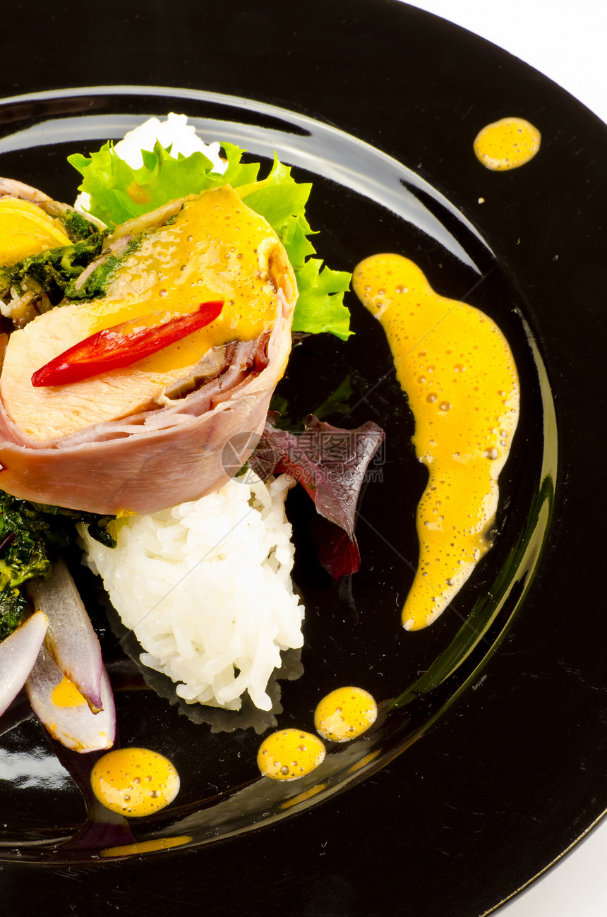 火腿和菠菜中的鲑鱼胡椒餐饮叶子营养食物黄油派对庆典海鲜早餐图片