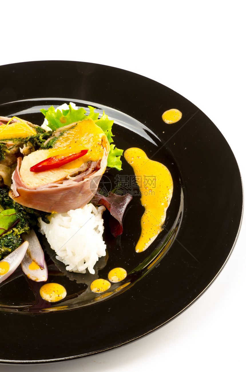 火腿和菠菜中的鲑鱼美食厨房食欲叶子青菜鱼片海鲜营养蔬菜庆典图片