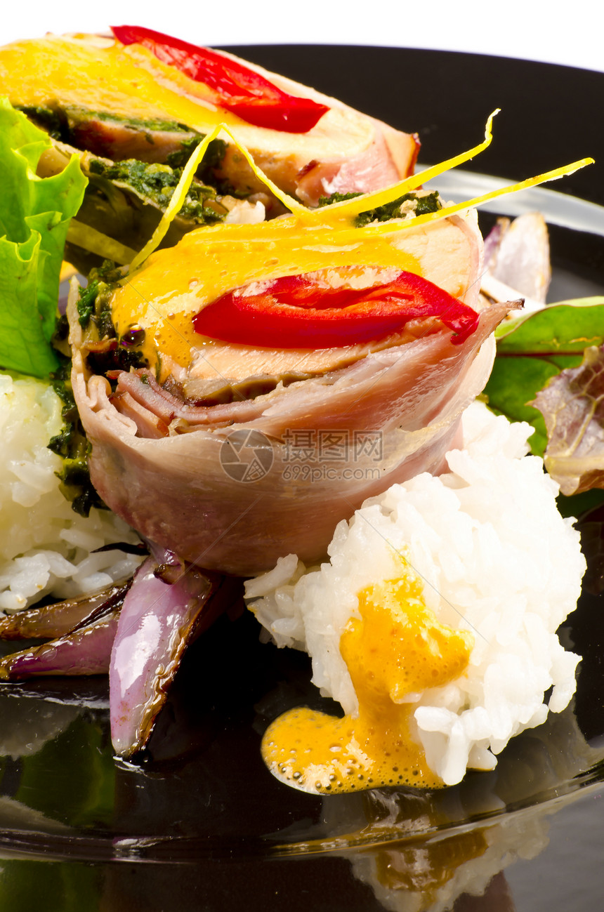 火腿和菠菜中的鲑鱼盘子黄油叶子派对厨房早餐蔬菜庆典美食食欲图片