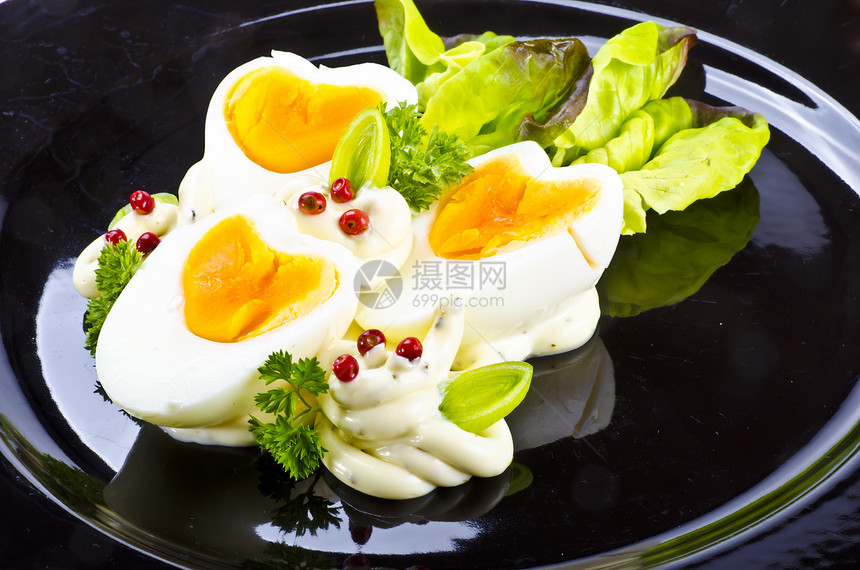 煮鸡蛋心形绿色早餐烹饪美食英语白色宏观盘子油炸图片