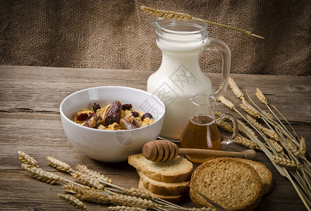 牛奶蜂蜜含低脂牛奶和面包的梅斯利蔬菜杯子农村早餐蜂蜜厨房谷物烹饪坚果饮料背景