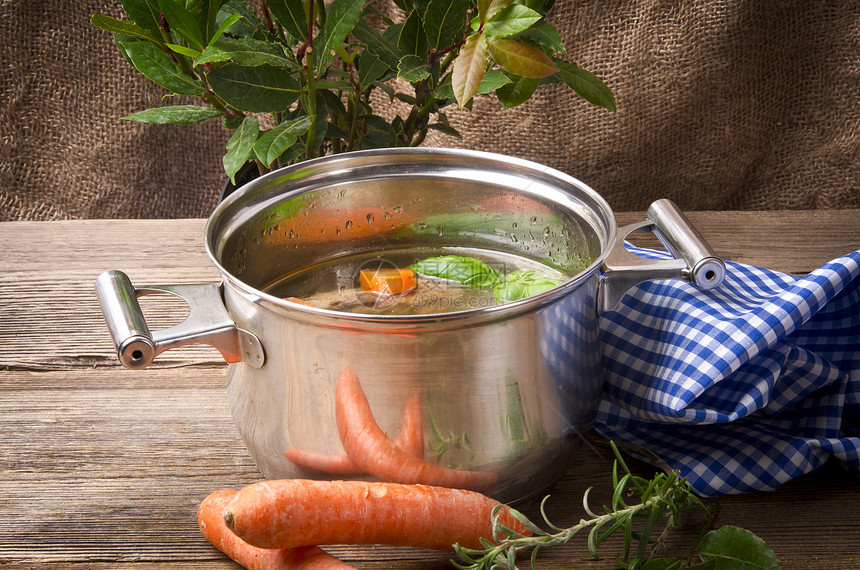 有汤的锅盘子草本植物食物饮食蔬菜美食宏观厨房叶子肉汤图片