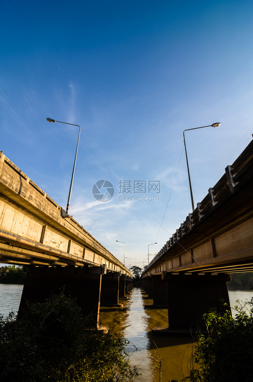 泰国的桥梁天空交通城市蓝色图片