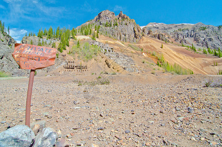 工程师准证科罗拉多圣胡安山脉银矿的废墟 位于Silverton背景