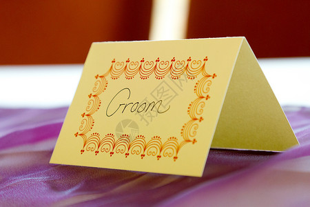Groom 名称标记座位标签姓名装饰婚礼红色马夫风格背景图片