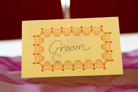 Groom 名称标记风格婚礼座位姓名马夫标签装饰红色背景图片