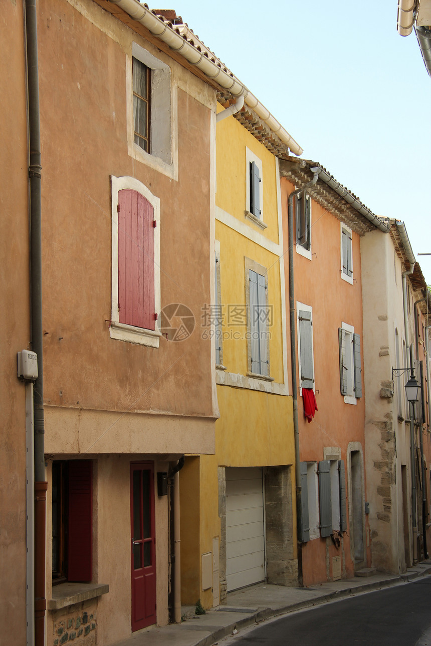 普罗旺斯有彩色房屋窗户赭石百叶窗蓝色石头村庄建筑学住宅街道城市图片