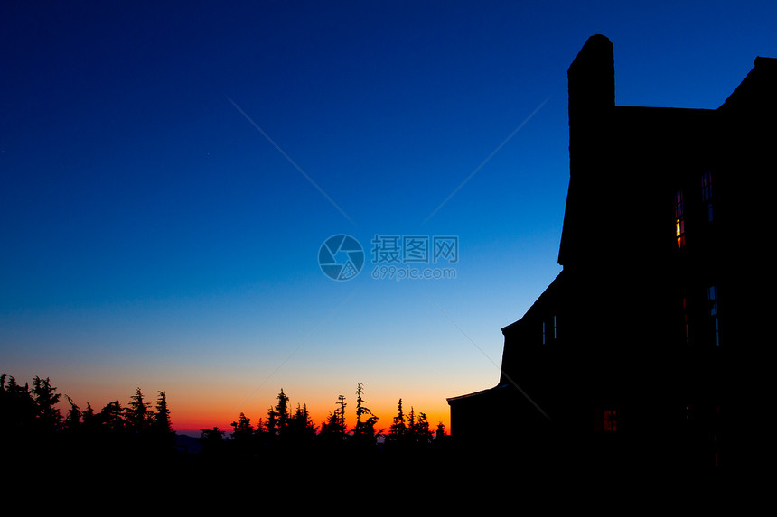 黄昏的旅馆日出建筑酒店历史性剪影小屋林线树线日落风景图片