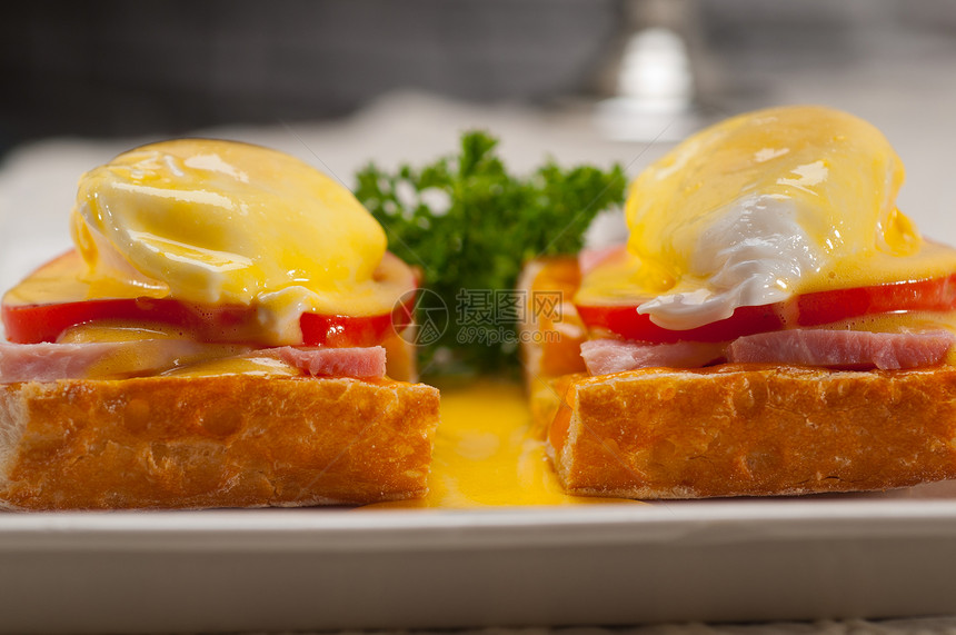 用番茄和火腿烤面包上的鸡蛋面包奶制品配料黄油蛋黄盘子食物烹饪美食英语图片