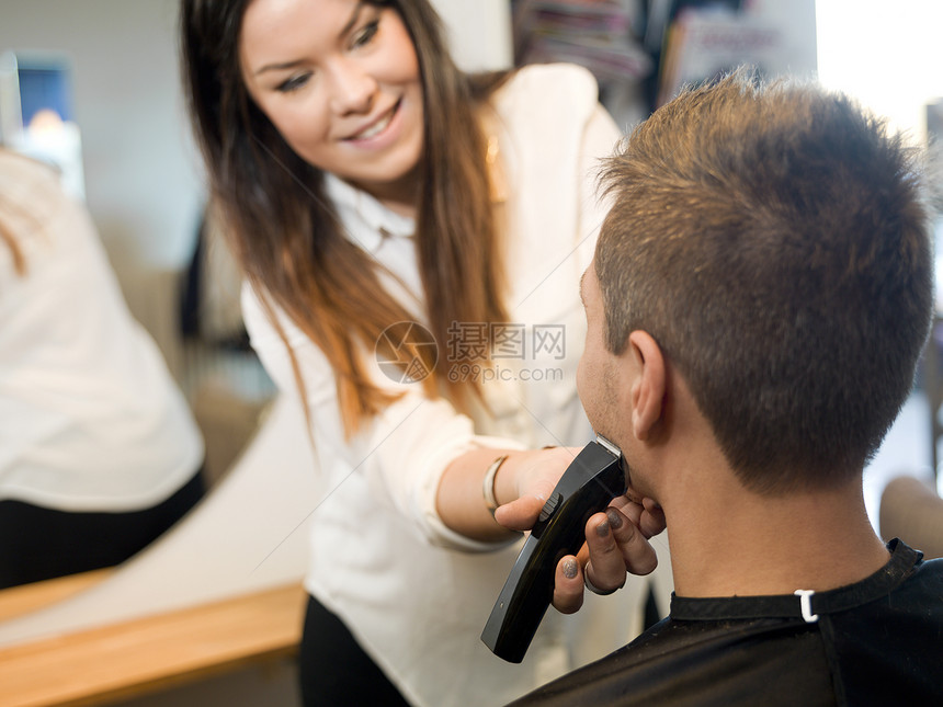 美容沙龙男女性发型美发化妆品男性人类镜子理发师沙龙美容师图片