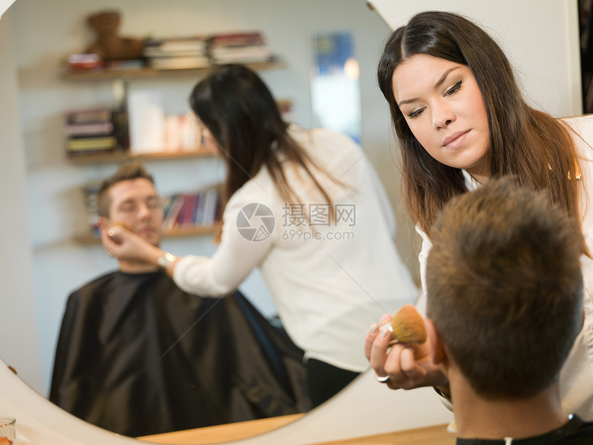 美容沙龙男美容师发型镜子化妆品男性沙龙理发师人类美发女性图片