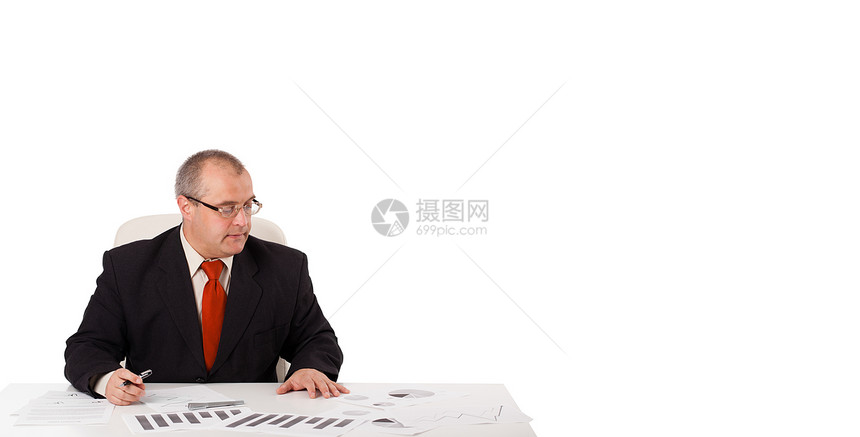 商业商坐在有复制空间的办公桌文书白色职业男性老板经济总务长人士商业员工图片