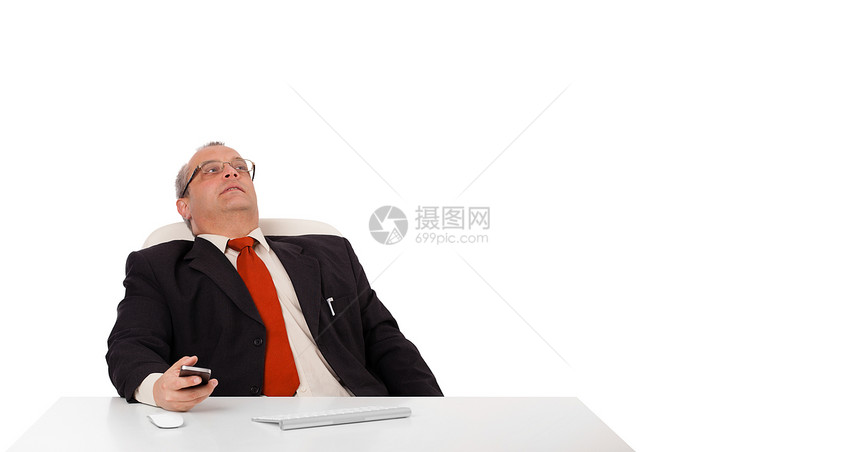 坐在办公桌的商务人士 手持带影印件的移动电话老鼠人士桌子套装经理签名写作文书工人职业图片