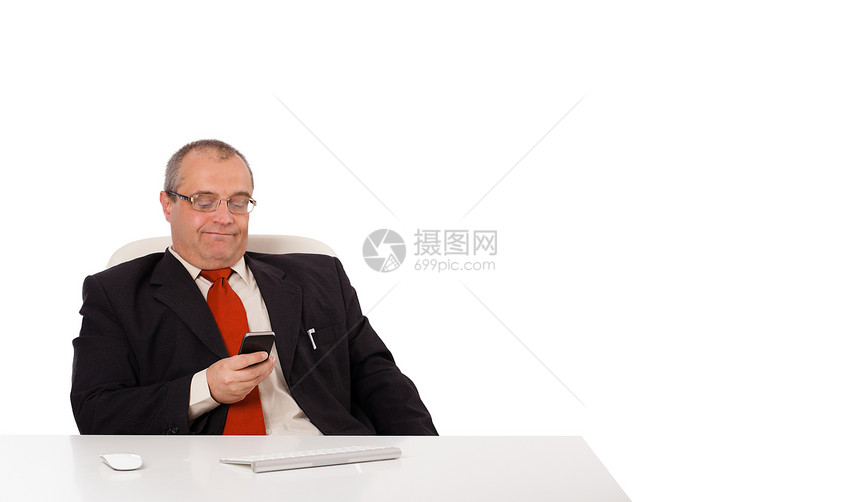 坐在办公桌的商务人士 手持带影印件的移动电话员工经济工人职业键盘导演合同电话写作经理图片