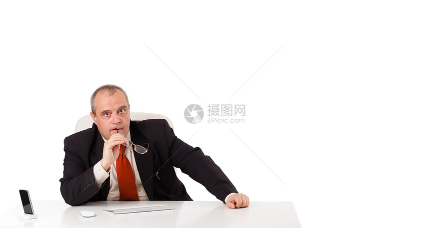 商业商坐在有复制空间的办公桌工人职业文书签名商业桌子微笑领带老板人士图片