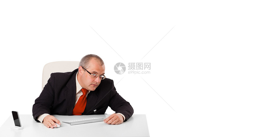 商业商坐在有复制空间的办公桌员工键盘人士经理老鼠桌子工人商务男人总务长图片