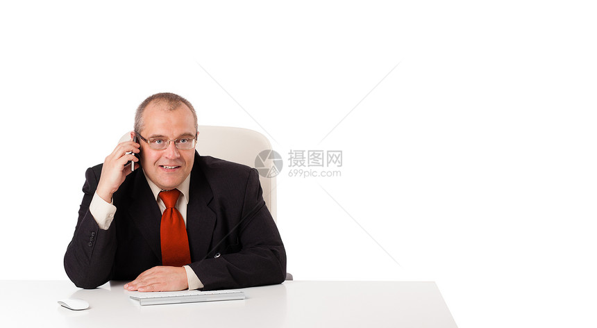 商务人士坐在办公桌旁 用复印本打通电话经济签名男性办公室经理工作老板老鼠桌子职业图片