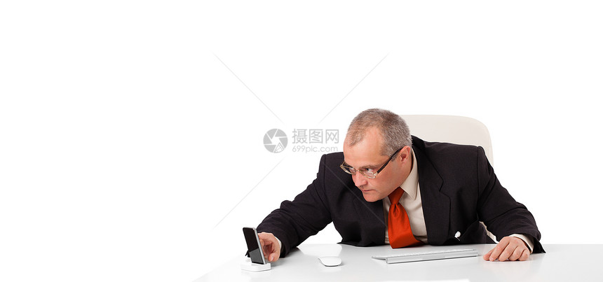坐在办公桌的商务人士 手持带影印件的移动电话员工键盘工人微笑导演经济男人文书人士职业图片
