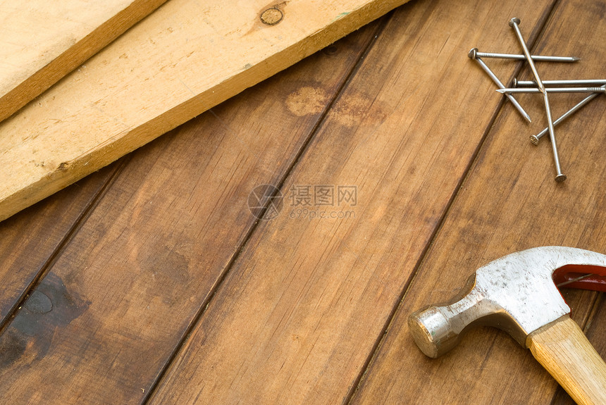 锤子 指甲和板板放在桌上维修工具木头工作工业木工桌子金属木板图片