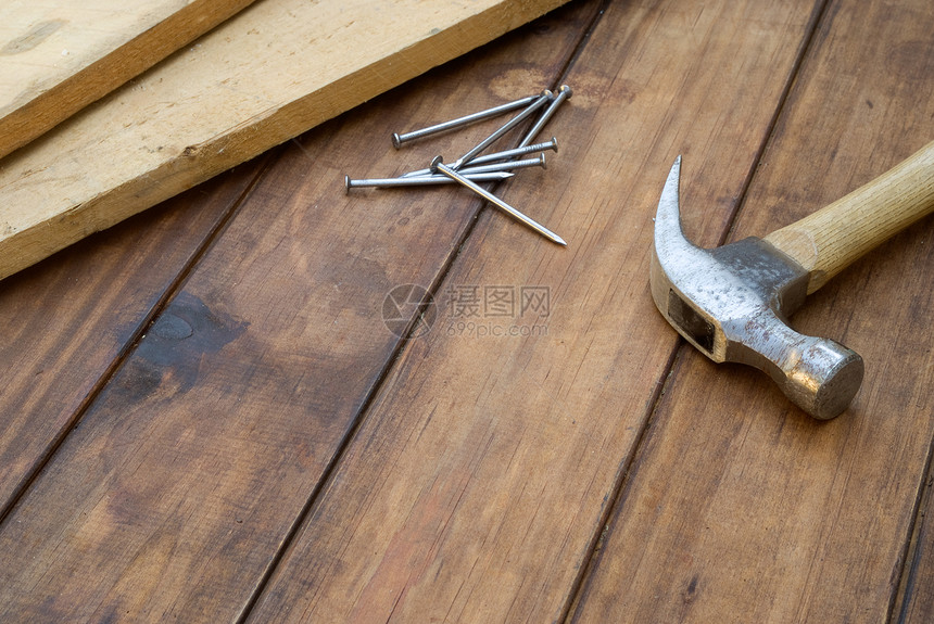 锤子 指甲和板板放在桌上工具木板工业金属工作桌子木工维修木头图片