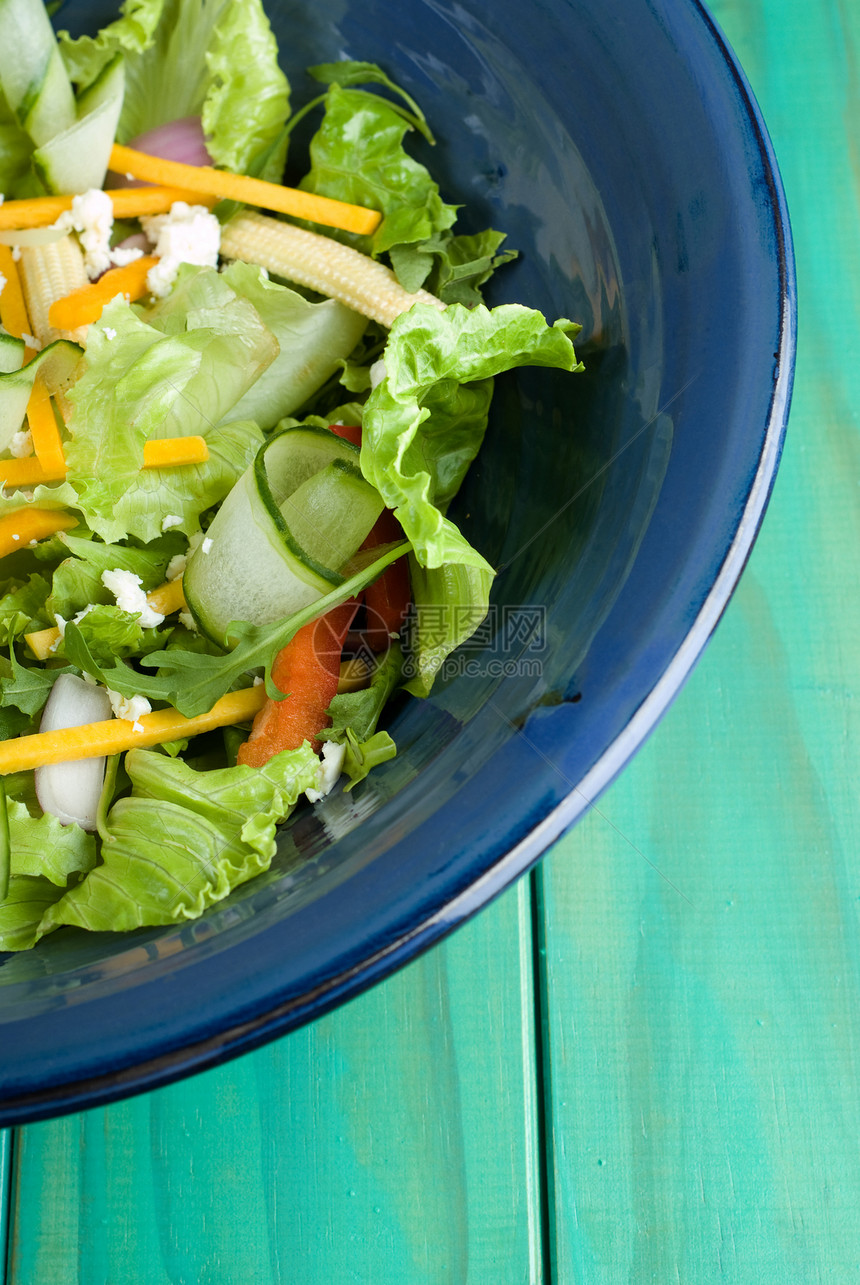 沙拉在碗里木头草药营养维生素桌子磨碎饮食黄瓜萝卜蔬菜图片