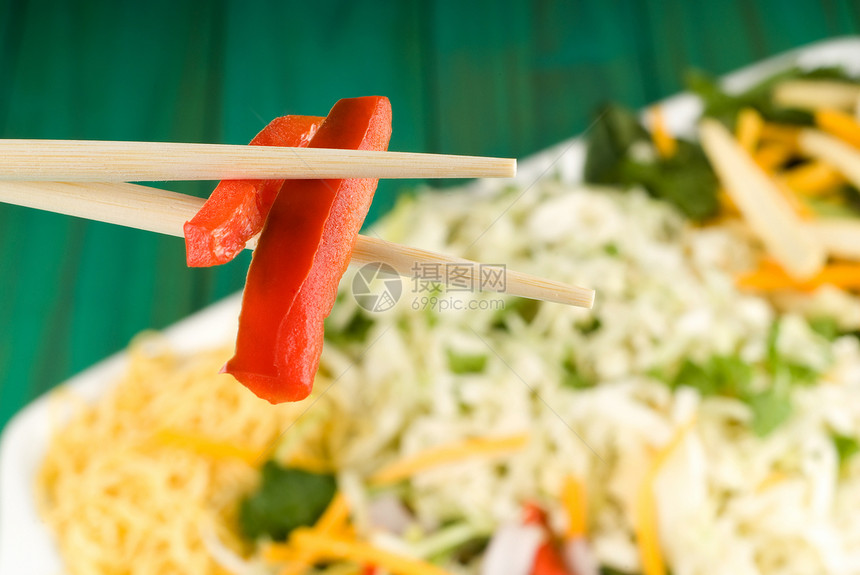 筷子和炒锅胡椒洋葱美食烹饪营养红色绿色饮食小吃食物图片