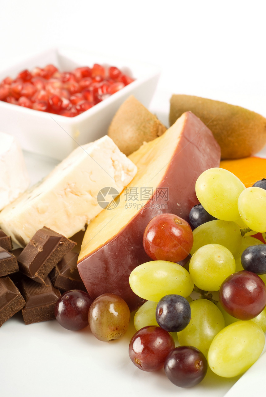 奶酪和水果美食蓝色西红柿石榴拼盘奶制品奇异果食物巧克力盘子图片