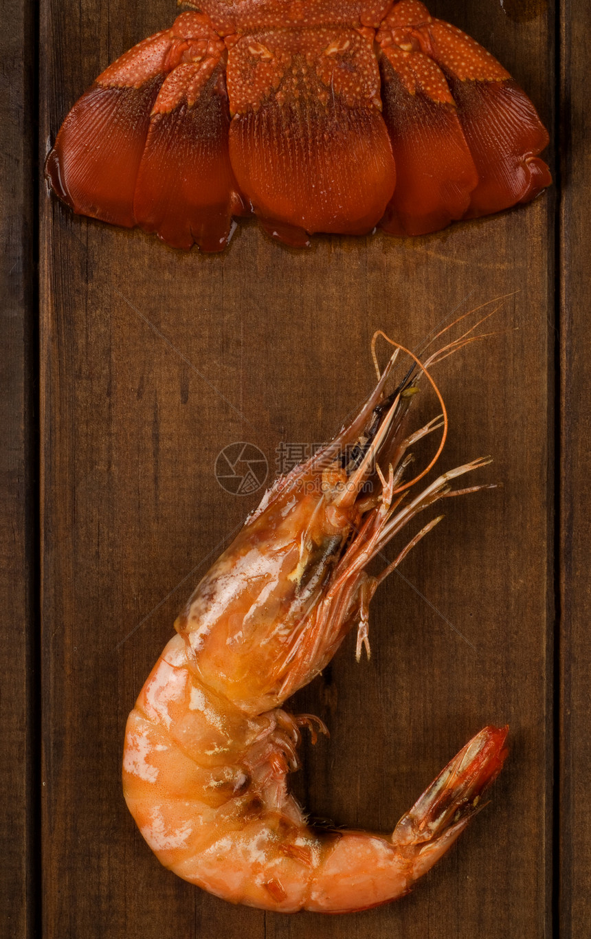 尾鱼和桌上的虾用餐午餐龙虾餐厅美食甲壳桌子海鲜海洋美味图片
