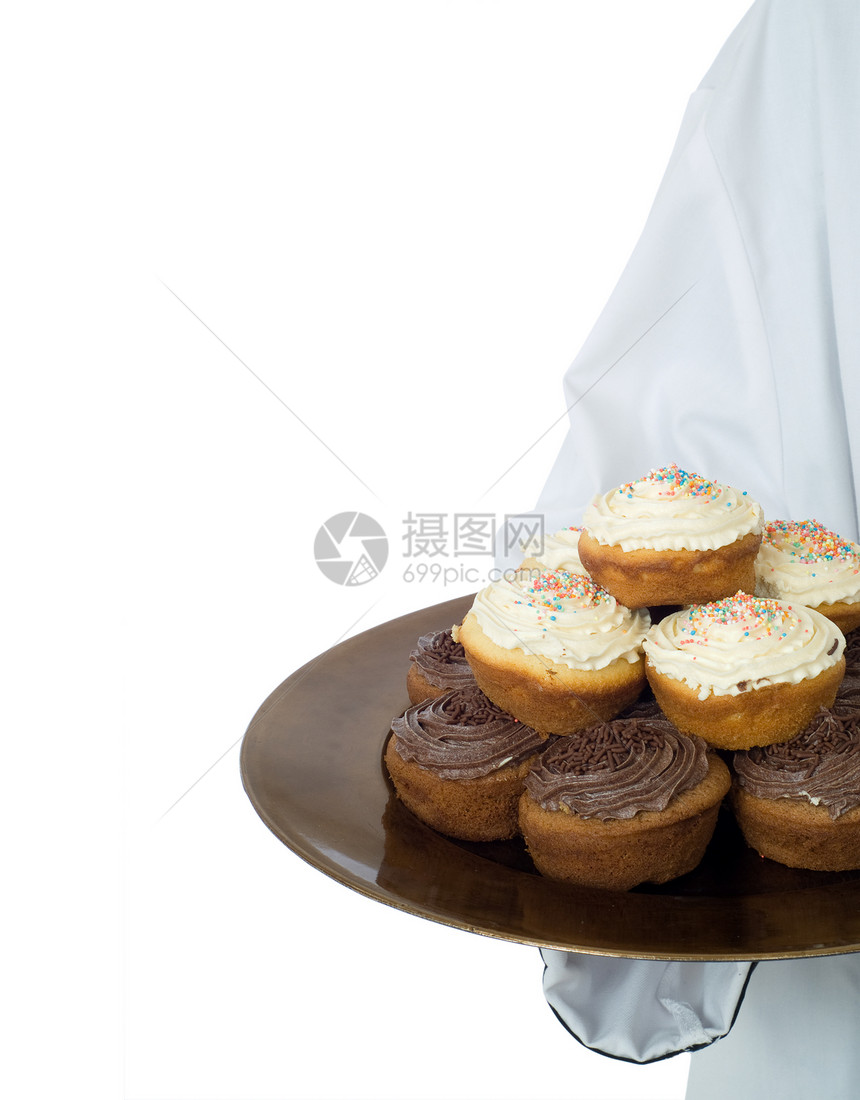 提供纸杯蛋糕的厨师或服务员图片