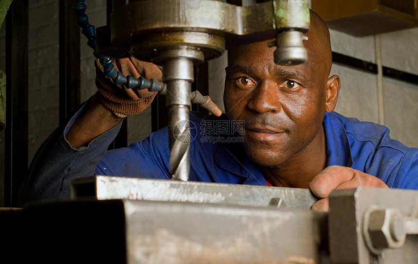 有钻井记者的非裔美国人机械师技术车削工作金工工人维修钻床机器工程图片