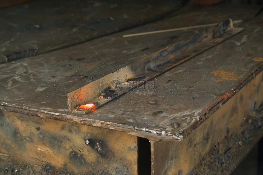 红热焊接金属制品长椅辉光作坊生产制造业工程红色工业火焰工厂图片