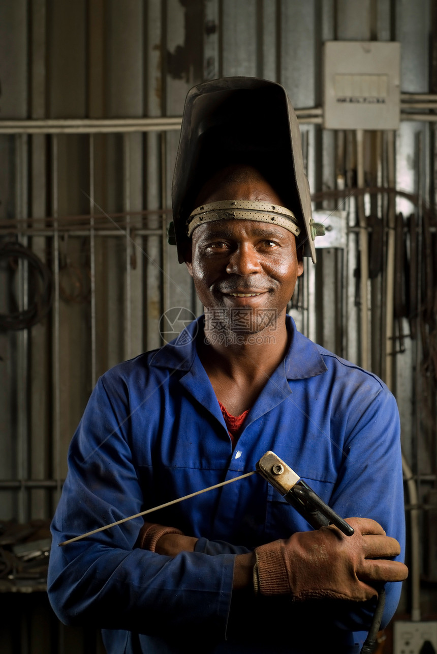 戴面罩的非洲焊接器黑色焊机劳动工艺面具金属制造业工业工作服金工图片