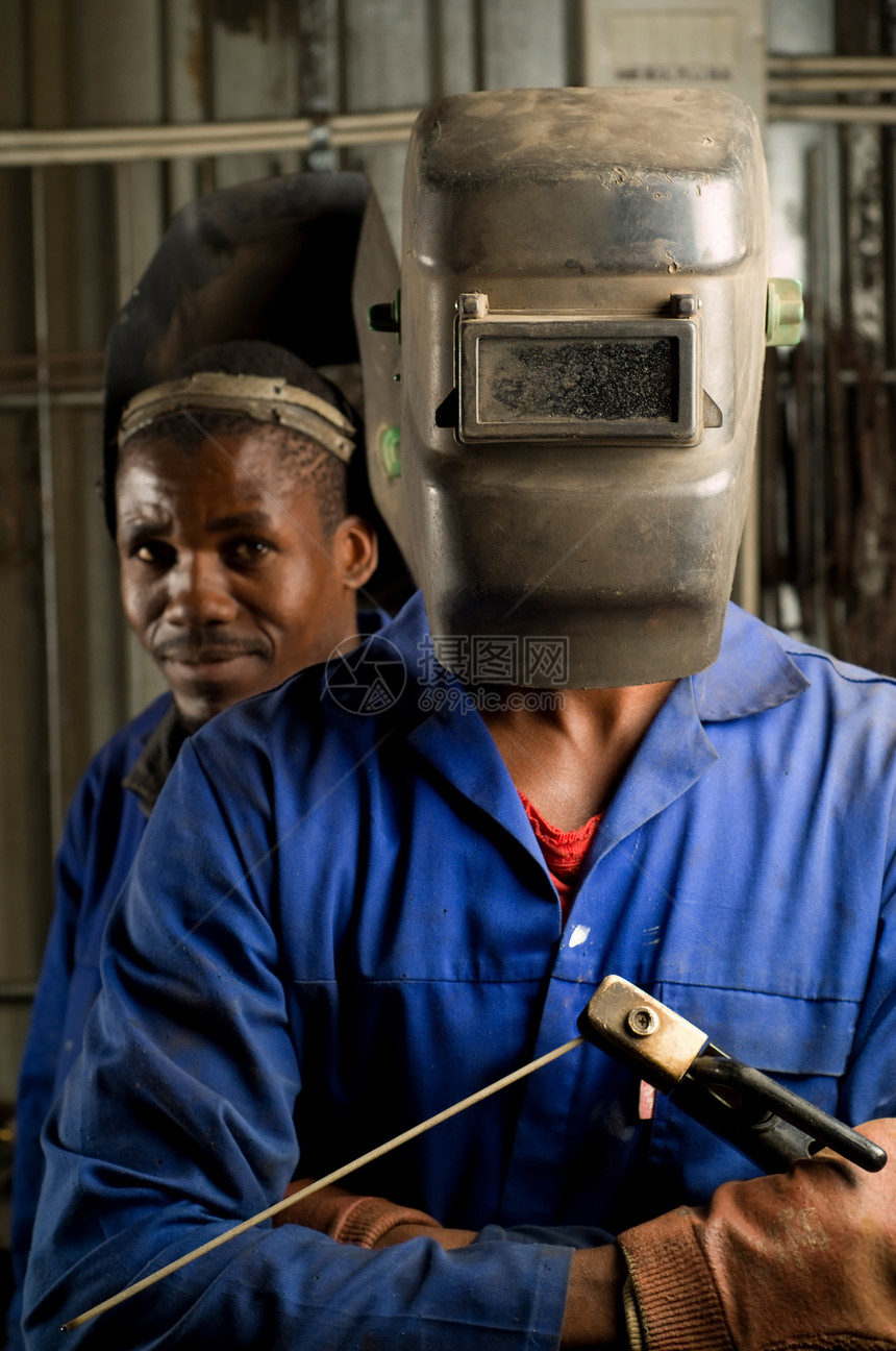 戴面罩的非洲焊接器工匠工业面具男人工作服焊机建造工作两个人生产图片