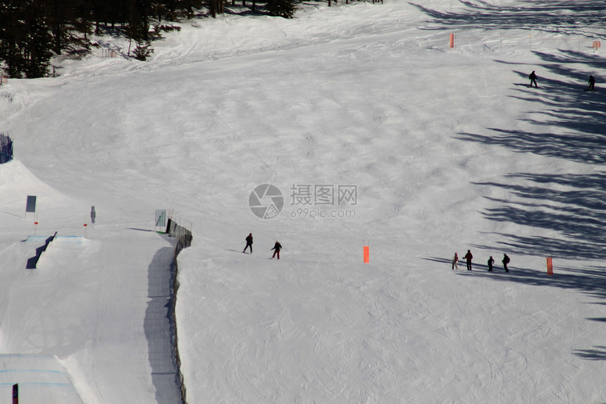 下坡滑雪滑雪运动下坡游客娱乐旅行下雪顶峰季节树木图片