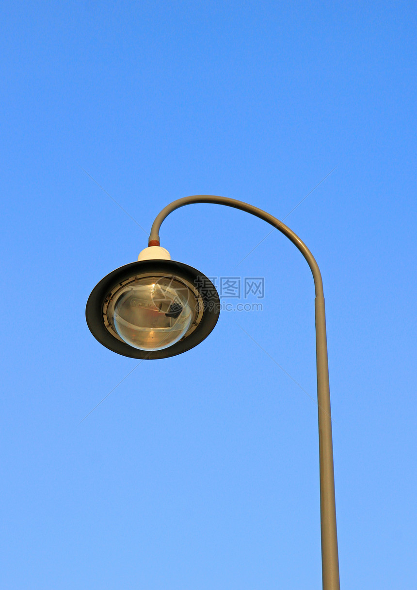 对抗蓝天的街道灯力量灯笼活力公用事业电气金属纪念碑照明灯柱玻璃图片