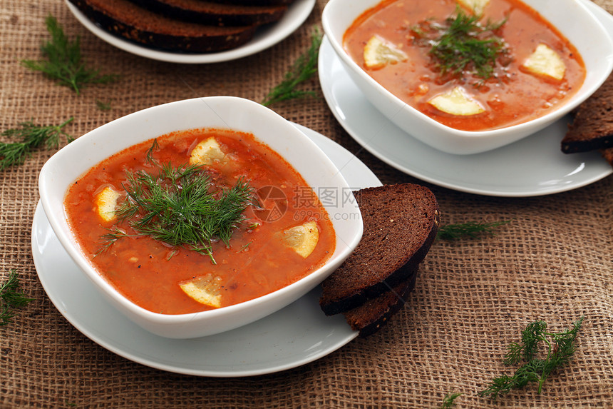 盛满面包的一碗热红汤图像饮食桌子蔬菜草本植物勺子食物香菜餐厅橙子课程图片