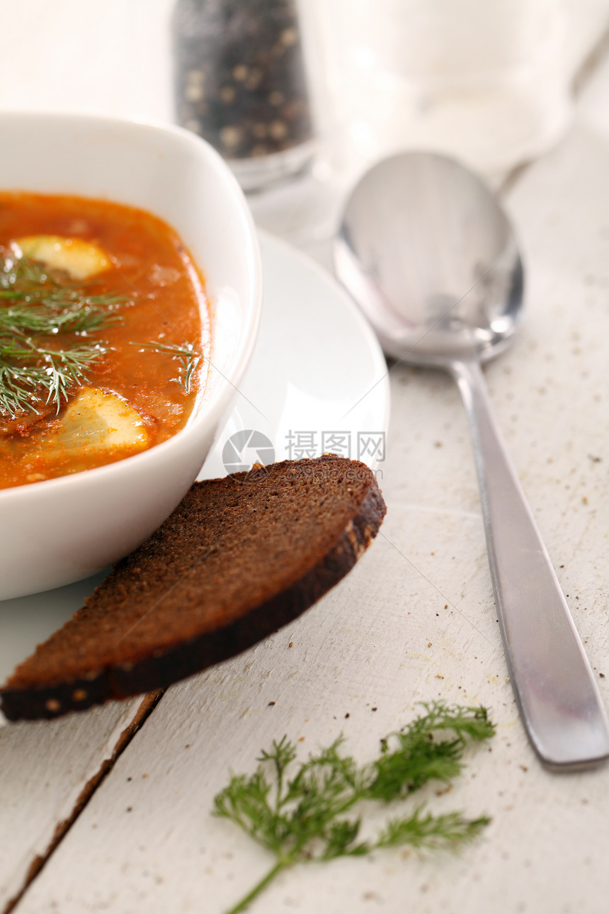 碗红汤 餐桌上有面包橙子胡椒草本植物木头香菜奶油桌子烹饪课程美食图片
