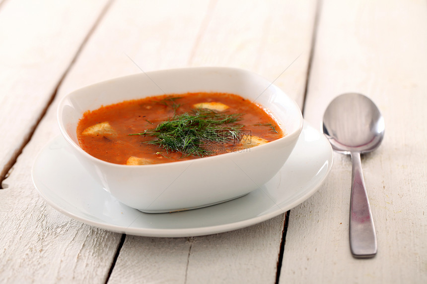 孤立的热红汤一碗图像奶油草本植物午餐胡椒香菜橙子桌子餐厅木头盘子图片