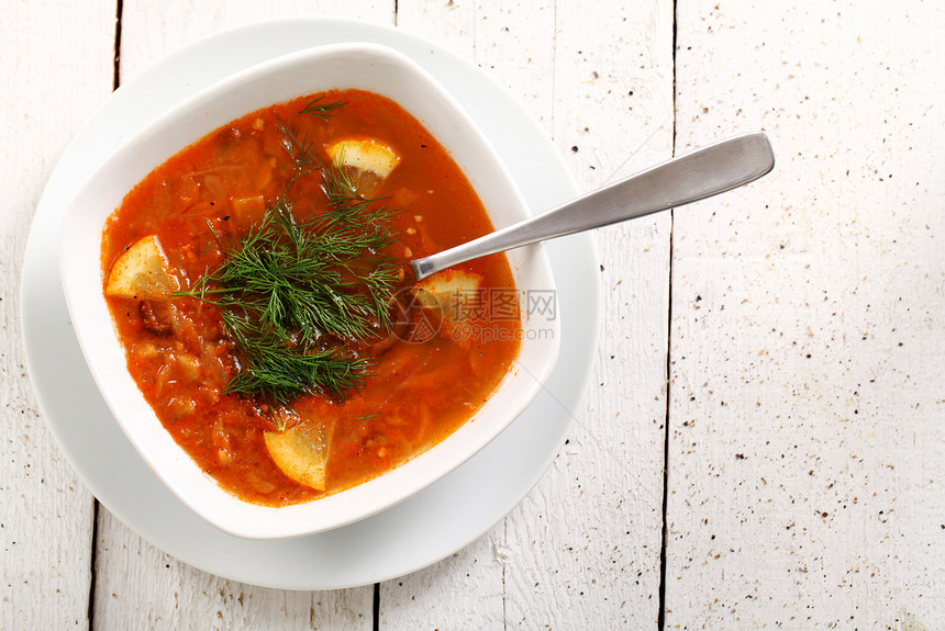 孤立的热红汤一碗图像餐厅盘子香菜面包烹饪饮食勺子美食木头橙子图片