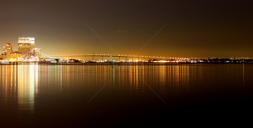 圣地亚哥天线夜市中心海岸线建筑学摩天大楼港口旅游码头游客街道海洋图片